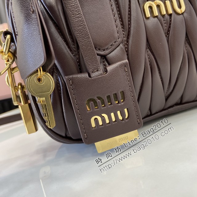 miumiu繆繆專櫃最新款Arcadie Matelasse羊皮革小號保齡球手提包斜挎包 jh2547型號：5BB123